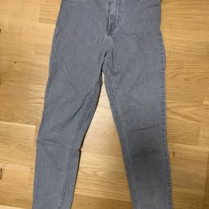 Jens  - Super snygga jeans som sitter som sitter fint på kroppen, formar och är bekväma. Klippta själv nerifrån eftersom de vart för långa på mig men supersnygga så också. Jag är 158-59 cm 