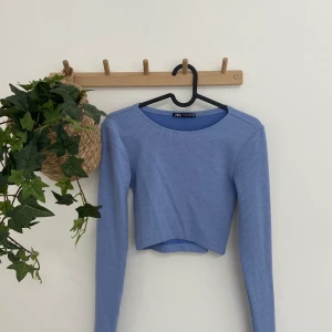 blå långärmad - Fin ljusblå lite kortare långärmad tröja från zara i storlek S💙