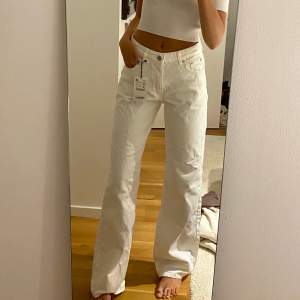 Vita jeans from Zara i en oversized fit Helt oanvända och lappen är kvar!  Nypris 600 kr Storlek 34