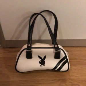 Liten Playboy-väska - Säljer nu denna väska då den inte riktigt var vad jag förväntade mig. Köpt här på plick. Frakt tillkommer. Hör gärna av er om ni har några frågor eller liknande :)