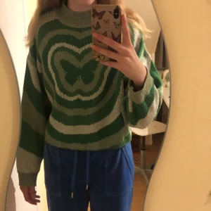 Stickad tröja - En jättefin stickad tröja från hm med fjärilar i olika gröna nyanser. Bra skick, jag fraktar också.