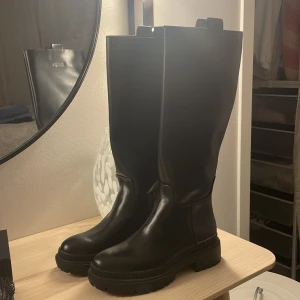 Boots - Super snygga höga boots från hm. Använda 1 gång! Går till precis under knäna. Säljer då de tyvärr inte kommer till användning. Köpta för 500kr 💖 