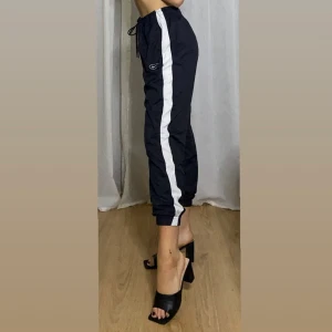 Nike pants - Nike byxor köpta i Italien, använda vid ett tillfälle - Nyskick!💥✅ Styla med sneakers/ klackar👏🏽