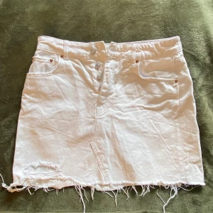 Vit jeans kjol  - denna Gina tricot kjol är i super skick! Har använt den kanske 3 gånger för 3 år sedan. passar inte mig och nu är det tid att sälja den! kommer inte ihåg originalpriset men skulle gissa runt 300. Säljer för 195kr+frakt! hör av dig om du är intresserad 💋 