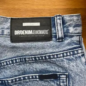 Ett par favoriter när de passade, mom jeans från DrDenim i en otroligt snygg tvätt. Storleken tyvärr okänd då de inte längre syns på tvättlappen, men är ca i S och passat mig fint som är 160cm mellan S/M