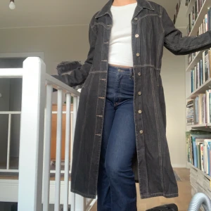 Jeanskappa - Så snygg mörkgrå jeanskappa från gamla lindex. Strl 44 men jag är en S och 161 lång och den passar bra på mig👍 