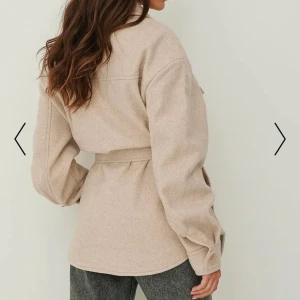 Beige kappa  - Beige jacka från nakd som ja inte använder. Skriv för bilder💕 