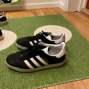 Svarta gazelle, 38 2/3   - Svarta adidas gazelle. Bra skick, sparsamt använda. Storlek 38 2/3 passar nog både 38 och 39. Säljer då jag har många liknande och de inte kommer till användning. 