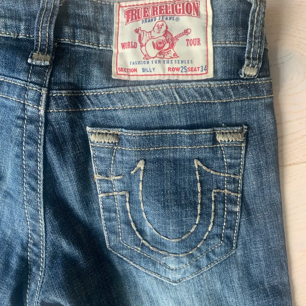 Säljer mina assnygga, lågmidjade, mörkblå True Religion jeans i storlek 25/xs/s! de var skinny från början men har sytt om dem så nu är de bootcut typ! säljer då de tyvärr blivit för små på mig, men de är jättesnygga och i bra skick! 350kr + frakt 💘. Jeans & Byxor.