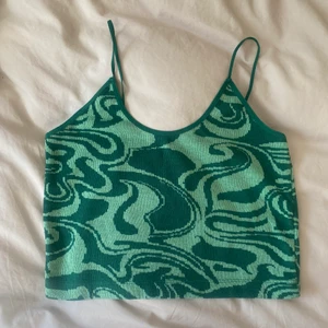 Mönstrat linne - Grönt mönstrat linne från Pull & Bear. Använd fåtal gånger, kommer ej till användning längre. Super fin!