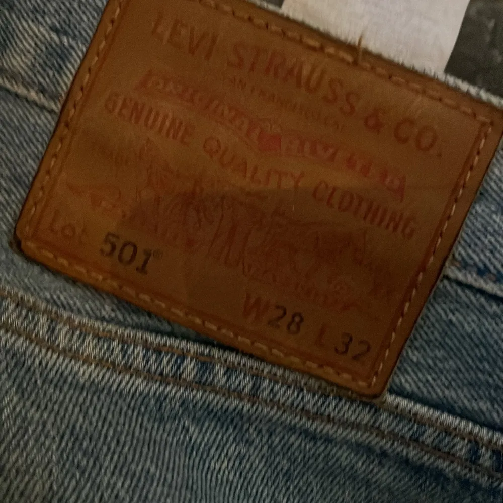 Ljusblå Levis 501 i storlek 28/32 nypris 1100 knapp använda. Jeans & Byxor.
