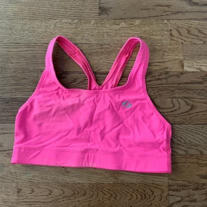 Sport bh soc - Sport-bh från soc i använt skick. Vill bli av med:) Kom med prisförslag! Kan absolut skicka fler bilder😅