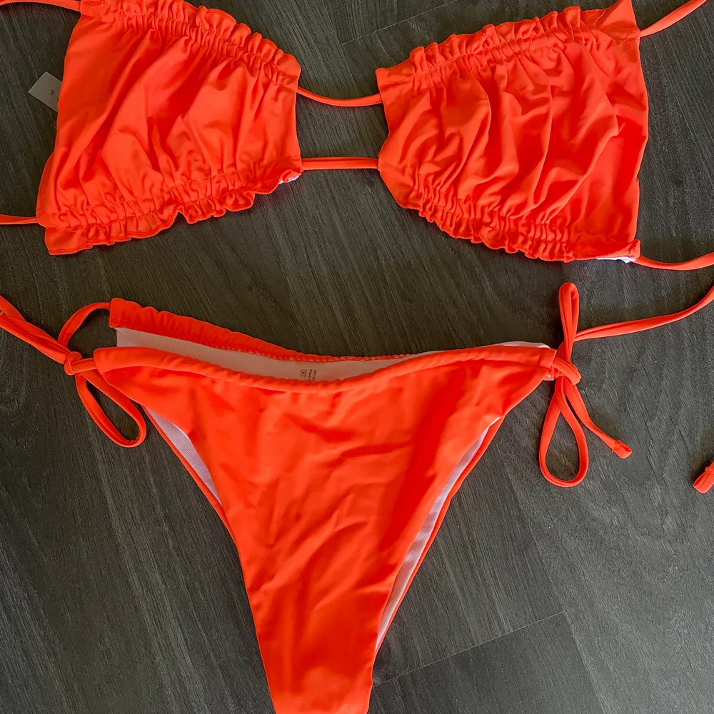 Snygg orange bikini, både överdel och under i storlek L. Aldrig använd!. Övrigt.