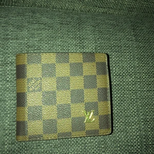 Louis vuitton  - Säljer lv plånka bra skick har för det mesta legat i garderoben. Priset kan diskuteras vid snabb affär 