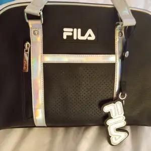 Fin Fila väska så gott som ny!  Använd vid två tillfällen. 