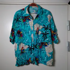 Blus med hawaiimönster. Ingen storleksmärkning men är som en M (lite oversize)🌿