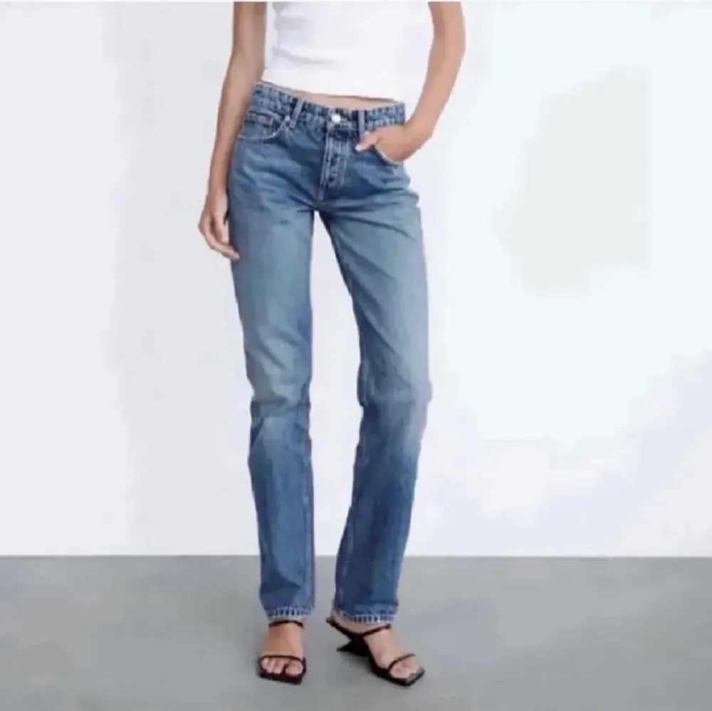 Säljer dessa midrise zara jeans då de inte kommer till användning💘 . Jeans & Byxor.
