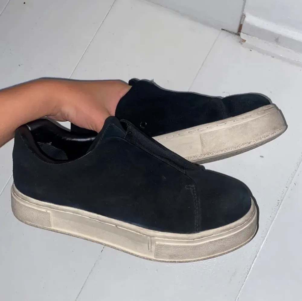Eytys Doja köpta februari 2022, säljer pågrund av att dem är för små. bara använda ett fåtal gånger så inga defekter. första bilden lånad av en tjej på plick. såklart tvättas skorna innan försäljning. köpta för 1900kr.. Skor.