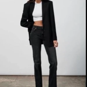 Jeans - Svarta jeans från zara som är helt slutsålda. De är raka i modellen och tycker om de väldigt mycket men tyvärr är de lite för små på mig. Väldigt fint skick och passar till väligt mycket. Slitningar längst ner vilket är en fin detalj. Pris kan diskuteras.