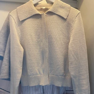 Cos zip-up - Zip-up tröja från Cos, älskar den men har tyvärr blivit lite för liten för mig, knappt använd. Fraktar med postnords blåa paket (79kr) Nypris: 990kr