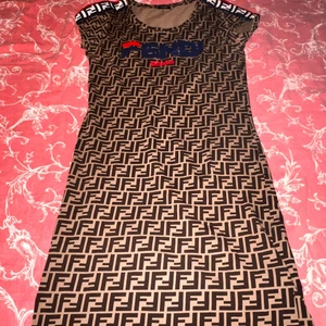 Fendi klänning  - En fendi klänning med detaljer 