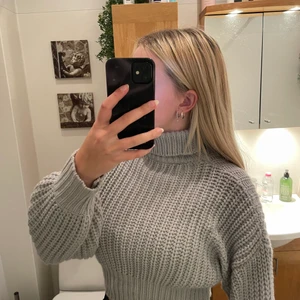 Polotröja  - Säljer en grå stickad polotröja. Köpte den här på Plick men den är tyvärr för liten för mig, är en storlek S men passar en Xs lika bra. Frakt tillkommer🥰