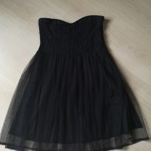 Söt festklänning m tyll - Söt festklänning m tyll. Kort, skön och axelbandslös. Använd, men i fint skick. 