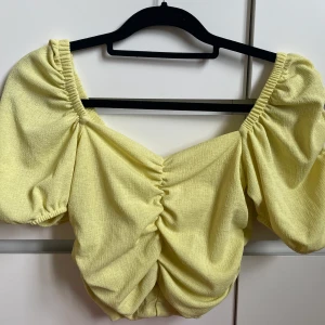 Gul topp - Supersöt gul topp från zara. Köparen betalar frakt☀️☀️