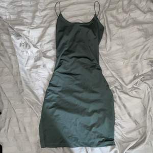Jättefin grå/grön klänning i storlek XS från bikbok. Den är väldigt stretchig och passar flera storlekar upp 🤍