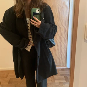 Svart vinterkappa - En jättefin vinterkappa köpt på sellpy i julas. Tyvärr var den alldeles för stor för mig som är 163 och vanligtvis har storlek xs och ibland s i tex stickade tröjor. Inga fel på jackan och hoppas nån annan får användning av den!💓💓