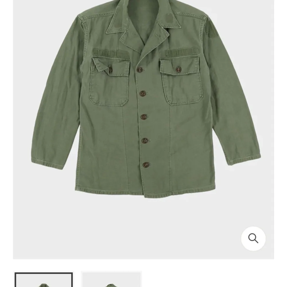 Säljer den vintage Militaryshirt eftersom jag beställde fel storlek. Det kostade mycket att frakta tillbaka skjortan vilket har gjort att jag nu väljer att sälja den.  Kan tänka mig stå för frakten. Skjortor.