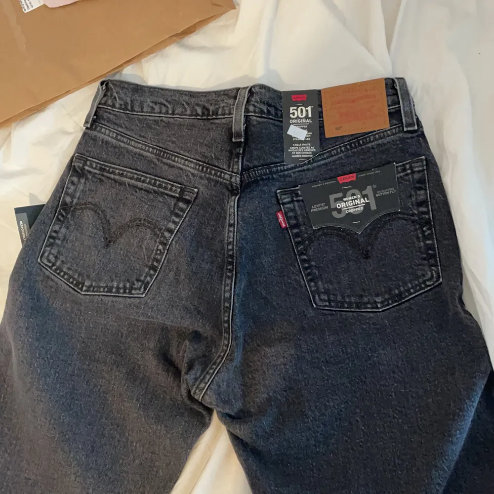 Levis jeans i storlek 28x30, säljes pga fel storlek. Aldrig använd. Modell 501 svart. . Jeans & Byxor.