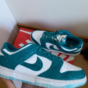 WTS Nike dunk low ocean - Tjena! Säljer Nike dunk low ocean storlek 40,5     1445. Självklart helt nya och oanvända, digitalt kvitto finns. Boxen är lite sönder på kanten som ni kan se på bilderna   OBS:TRYCK INTE KÖP