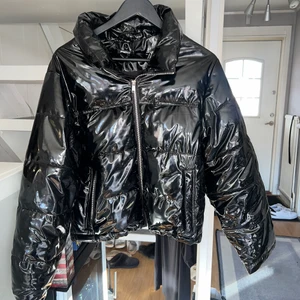 Lackjacka obersized Ginatricot  - Säljer min svarta lackjcaka som använts en vinter. Den är i bra skick.  I storlek S, nypris var 599 men säljer för 300kr 