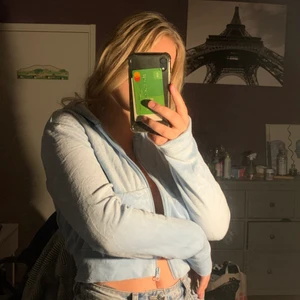 Kofta - En gullig ljusblå kofta. Inte använd, prislapp kvar, väldigt mysig och väldigt bra skick