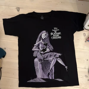 The nightmare before christmas - Jättefin the nightmare before Christmas tröja från blue fox. Skicket är 9/10. Tar bara Swish och möts bara upp i sthlm.