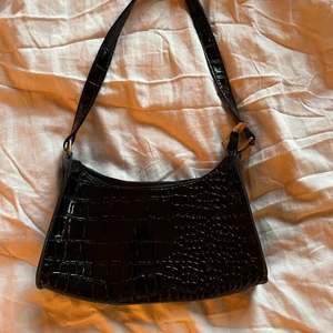 Väska - Svart krokodilmönstrad baguette väska! Använd enstaka gånger. Rymlig och bra material! Ord. pris 94kr Mitt pris: 25 + frakt! (postad 15/09/22)