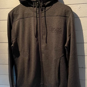Hugo Boss tröja - Grå Hugo Boss tröja med dragkedja storlek L. Nyskick