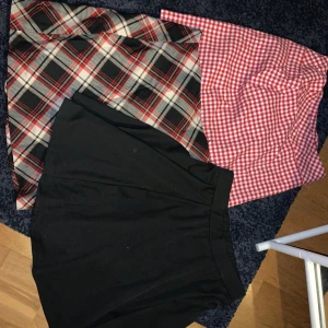 Kjolar - 3 olika kjolar, använts fåtal gånger och är i ett bra skick, väldigt bra passform.
