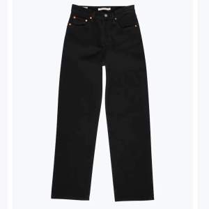 Säljer mina skitsnygga svarta Levis jeans i modellen ribcage straight! Storlek 24/27. Kan skicka fler bilder. Köparna står för frakten! Kontakta mig och du är intresserad så diskuterar vi pris! 💕