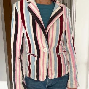 Cool tygkavaj - En cool tygkavaj i strl 36. Det är ett manchester liknande tyg, men har ett vitt innertyg (andra bilden). Väldigt bekväm. Har en knapp. Den är smått lös. Annars i bra skick!🌟