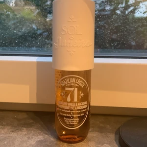 Sol de janeiro mist - En nästan helt full (se sista bilden) sol de janeiro mist nr 71🙌🏼luktar vanilj och macadamia nöt se andra doftnoter bild två❤️köpt för 250 säljer för 150 + frakt!