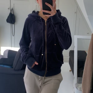 Juicy kofta - Marinblå zip hoodie från juicy couture, i använt skick men fortfarande superfin! Kan både mötas och frakta, för frakt tillkommer 66kr ☺️