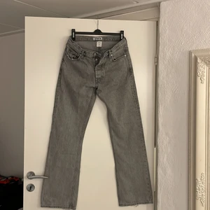Hope Rush Denim - Köptes i butik i Göteborg. Det är hål i båda fickorna på insidan men det är inget som syns alls vid användning och går ju att lagas såklart. Lite slitna vid hälarna också men inget märkvärdigt vid användning. 