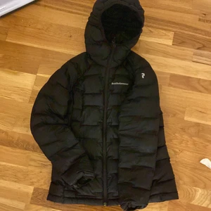 Peak performance  - Säljer peak performance jacka för 2000kr Den går att användas till alla årstider. Jag köpte den i hösten 2021 för 2600kr. Jag använde den höst och även i vinter. Det är i storlek XS. 
