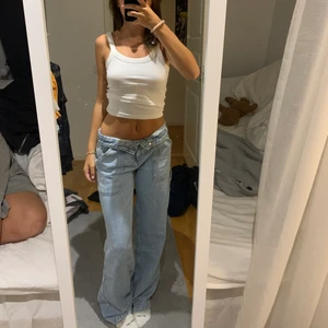 Jeans - Super fina cargo jeans från bershka som endast är använda en gång, lite långa för mig som är 1,63! Men sitter endån fint❤️