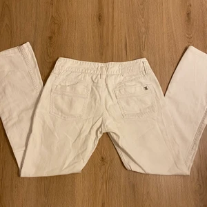 ”Bondelid” lågmidjade jeans  - Vita Bondelid bootcutjeans i bra skick 