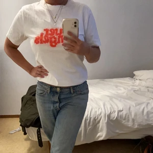 Ganni t-shirt - Tröja från Ganni, står ingen storlek men uppskattar till XS/S. Den är avklippt där nere då den va väldigt lång. Nu sitter den som en vanlig t-shirt. Använd 1 gång