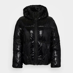 Vinterjacka från vero moda  - Vinterjacka från vero moda i bra skick. Köpt på zalando där den nu är slutsåld och nypris är 679kr. Köparen står för frakten🫶🏼HÖGSTA BUD JUST NU: 600kr + FRAKT!