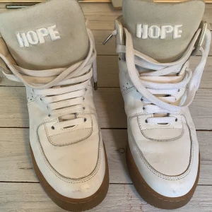 Hope sneakers - Nästan oanvända sneakers från Hope. Ganska smal läst.